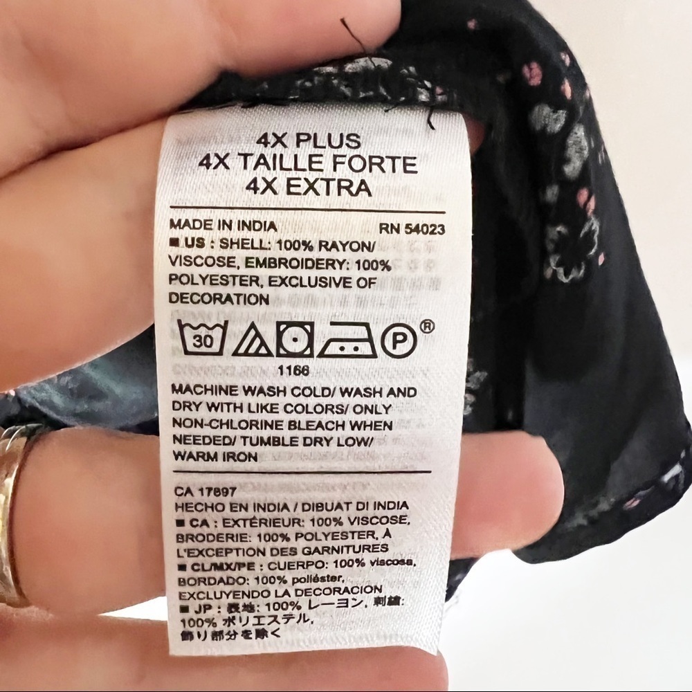Old Navy Black Floral‎ Sleeveless Plus Size Blouse - Picture 5 of 6